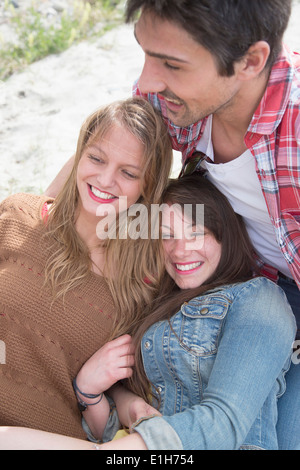 Gruppe von drei jungen Erwachsenen Freunden mit einem Lachen Stockfoto