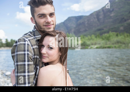 Porträt des jungen Paares auf Toce Flussufer, Piemont, Italien Stockfoto