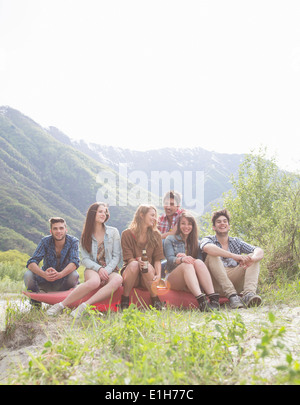 Gruppe von sechs jungen Erwachsenen Freunden sitzen auf Kanu, Piemont, Italien Stockfoto