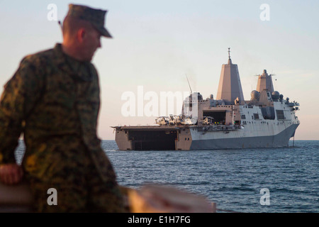 US Marine Corps Sgt. Major Jonathan Morris, der Bekämpfung von Logistik-Bataillon 11-Sergeant-Major, Fahrten in ein Landungsboot, Wildschwein Stockfoto