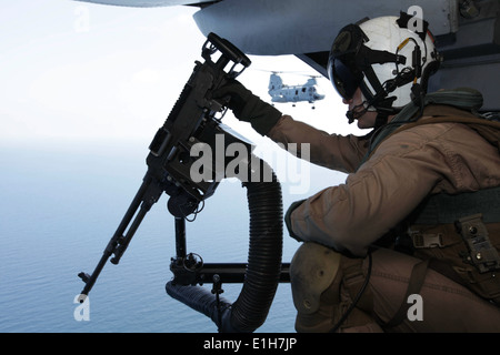 U. S. Marine Corps Gunnery SGT Josh Wallace, ein Crewchef mit Marine Medium Hubschrauber (HMM) Squadron 268, 11. Marine Expedi Stockfoto