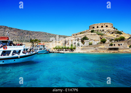 Motoryachten mit Touristen sind in der Nähe von Spinalonga Insel, Griechenland. Stockfoto