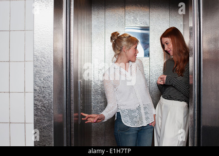 Junge Frauen im Aufzug Stockfoto