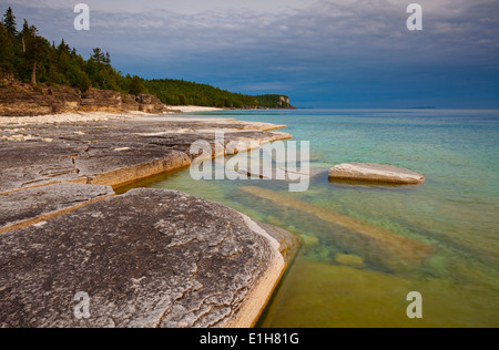 Interessante Felsformationen und kristallklarem Wasser mit einer eingehenden Sturm. Bruce Peninsula National Park, Ontario, Kanada. Stockfoto