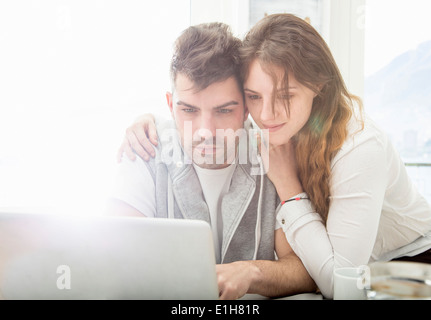 Junges Paar mit laptop Stockfoto