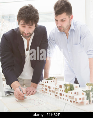 Männer auf der Suche auf die architektonischen Pläne Stockfoto
