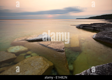 Eine bunte Sonnenaufgang über dem klaren Wasser des Georgian Bay in der Bruce Peninsula National Park, Ontario, Kanada. Stockfoto
