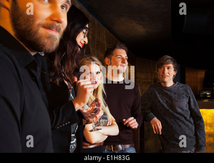 Gruppe von Freunden in Nachtclub Stockfoto