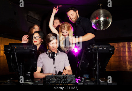 Gruppe von Freunden, die gerade DJ in der Diskothek Stockfoto