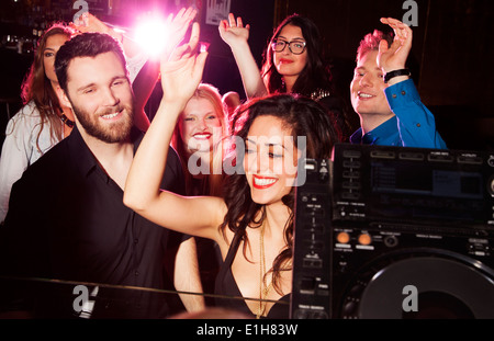 Gruppe junger Männer und Frauen tanzen in Nachtclub Stockfoto