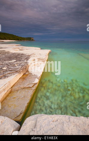 Interessante Felsformationen und kristallklarem Wasser mit einer eingehenden Sturm. Bruce Peninsula National Park, Ontario, Kanada. Stockfoto