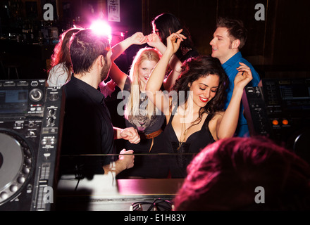 Gruppe von Freunden tanzen vor DJ in Nachtclub Stockfoto