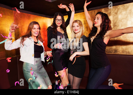 Vier Freundinnen feiern im Nachtclub Stockfoto