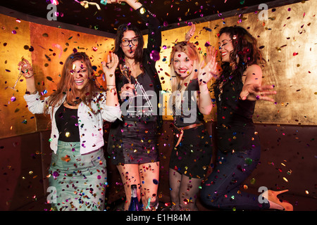 Vier Freundinnen feiern in Nachtclub Stockfoto