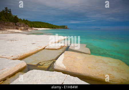 Interessante Felsformationen und kristallklarem Wasser mit einer eingehenden Sturm. Bruce Peninsula National Park, Ontario, Kanada. Stockfoto