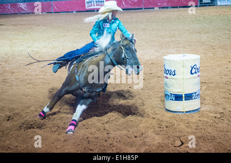 Cowgirl, Teilnahme an einem Lauf-Renn-Wettbewerb in der Clark County Rodeo statt einem Professional Rodeo in Logandale Nevada Stockfoto