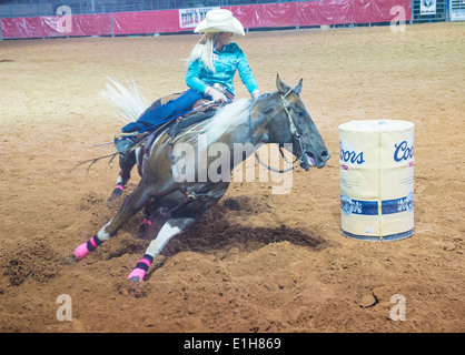 Cowgirl, Teilnahme an einem Lauf-Renn-Wettbewerb in der Clark County Rodeo statt einem Professional Rodeo in Logandale Nevada Stockfoto