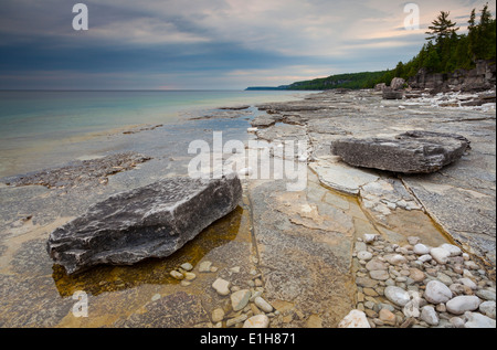 Interessante Felsformationen und kristallklarem Wasser mit einer eingehenden Sturm. Bruce Peninsula National Park, Ontario, Kanada. Stockfoto