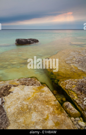 Interessante Felsformationen und klarem Wasser mit interessanten Wolken in der Ferne. Bruce Peninsula NP, Ontario, Kanada. Stockfoto
