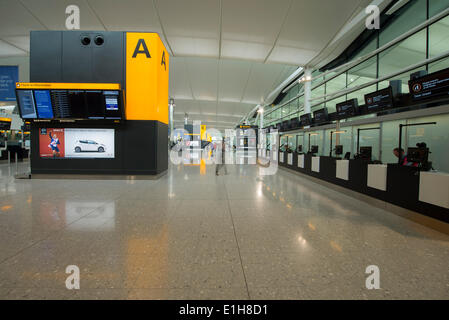 Heathrow Airport Terminal 2, London UK. 4. Juni 2014. Ersten Passagiere Check-in im neuen Terminal 2 heute, namens The Queen Terminal, fast 60 Jahre nach dem Original terminal 2 als erste Passagierterminal des Flughafens 1955 eröffnet. Terminal 2 ist ein £ 2,5 Milliarden-Projekt markieren die letzte Phase der Umwandlung des Flughafens für Passagiere Investitionen des Privatsektors eine £ 11 Milliarden. Bildnachweis: Malcolm Park Leitartikel/Alamy Live-Nachrichten Stockfoto