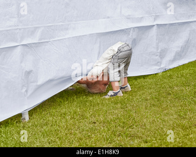 Junge Väter Hand unter Zelt erreichen nach vorne beugen Stockfoto