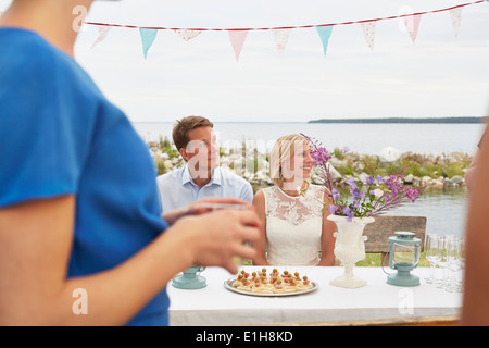 Mitte erwachsenes paar und Freunde bei Hochzeitsfeier Stockfoto