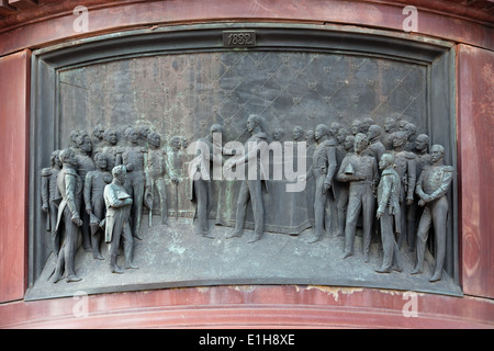 Bas-Relief auf dem Sockel des Reiterstandbildes Nicholas I. Übergabe M.Sperdnski Orden des Heiligen Andreas. Stockfoto