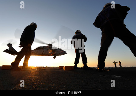 US-Segler beobachten, wie ein Hubschrauber hebt ab aus dem Flugdeck der amphibischen Angriff Schiff USS Bonhomme Richard (LHD-6) ich Stockfoto