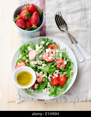 Erdbeeren mit Rucola-Salat Stockfoto