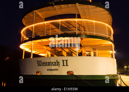 Das Wenonah II-Schiff im Hafen von Gravenhurst in der Nacht. Muskoka, Ontario, Kanada. Stockfoto