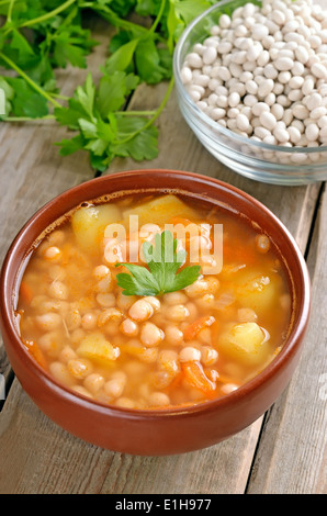 Bohnensuppe in Keramikschale Stockfoto