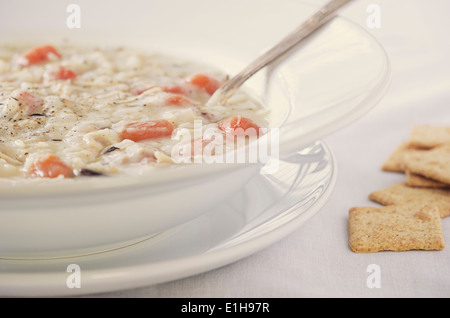 Cremige Hühnersuppe Wildreis Stockfoto
