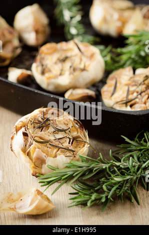 Gerösteter Knoblauch. Stockfoto