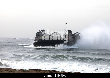 Ein US-Marine Corps Landungsboot kommt Luftpolster an Land während eines Trainings Einarbeitung im Marine Corps Base Camp Pendlet Stockfoto