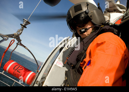 LOS ANGELES - Petty Officer 2. Klasse Miguel Arellano, einer Aviation Maintenance Technician bei Coast Guard Air Station Los Angel Stockfoto