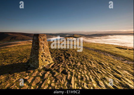 Blick über das Tal der Hoffnung von Mam Tor bei Sonnenaufgang, Peak District National Park, Derbyshire, England, UK Stockfoto