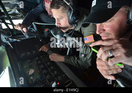 Professional Golfers Association Golfer Steve Stricker, rechts, und Jerry Kelly, links, beobachten eine Luft tanken Mission von th Stockfoto