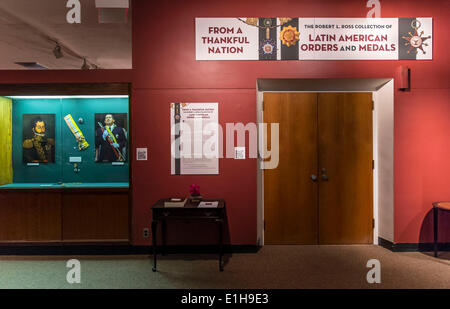 Princeton, New Jersey, USA. 4. Juni 2014. Blick auf den Eingang zur Ausstellung "Aus ein dankbar Nation," in Princeton University Firestone Library. Die lateinamerikanischen Medaillen, Dekorationen und Ehren, von der Robert L. Ross und der Princeton University numismatische Sammlungen, erhielten in den letzten zwei Jahrhunderten für den Dienst in interne Aufstände, regionale Kriege und Invasionen. Bildnachweis: Brian Cahn/ZUMAPRESS.com/Alamy Live-Nachrichten Stockfoto