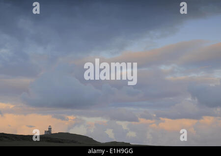 Birling Gap, East Sussex, UK.4 Jun 2014.Clouds und Wind erhöhen bei Sonnenuntergang auf der East Sussex Coast.This Bild von den Klippen oberhalb Birling Gap mit Belle Tout Leuchtturm in der Ferne. David Burr/Alamy Live-Nachrichten Stockfoto