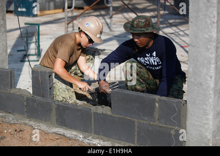 U.S. Navy Builder Constructionman Melissa Talley, links, mit Naval Mobile Bau-Bataillon (NMCB) 40 und eine Royal Thai sa Stockfoto