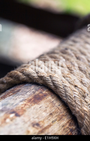 Seil-Detail auf einer alten gut Struktur. Stockfoto