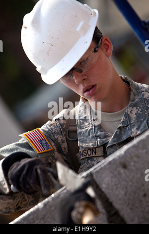 US Army Spc. Danielle Robinson, zugeordnet dem 643rd Ingenieur-Unternehmen legt Zementblöcke während des Baus eines Multi Stockfoto