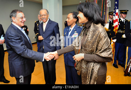 US-Verteidigungsminister Leon Panetta begrüßt Gast an eine Martin Luther King Jr. Einhaltung im Pentagon Auditorium 26 Januar 201 Stockfoto