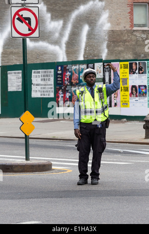 Polizist regelt den Verkehr in Manhattan, New York City, USA Stockfoto