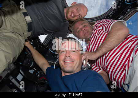 Neu angekommenen Expedition 40 Crew Mitglieder ESA Astronaut Alexander Gerst, links, NASA Astronaut Reid Wiseman, Zentrum und russischen Kosmonauten Maxim Suraev Pose für ein Foto in die Kuppel von der internationalen Raumstation ISS 2. Juni 2014 in der Erdumlaufbahn. Stockfoto