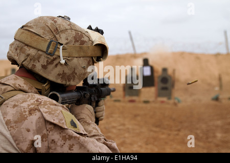 US Marine Sgt. Jacob Daniel Melrose, eine Waffenkammer Chief Regimental Combat Team 5 zugeordnet verwendet eine M4 Carbine während sene Stockfoto