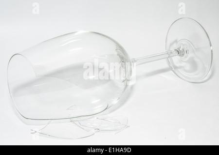 Zerstörte kaputte Weinglas mit scharfen Scherben liegen auf weißem Hintergrund Stockfoto