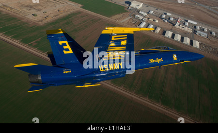 US Marine Corps Capt Brandon Cordill zugewiesen, die Blue Angels, US Navy Flight Demonstration Geschwader, fliegt eine F / A Stockfoto