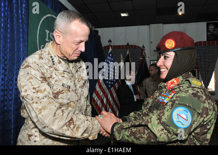 US Marine Corps General John R. Allen, der Kommandant der International Sicherheit Assistance Force (ISAF), begrüßt afghanischen Nati Stockfoto