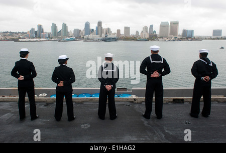 US-Segler Mensch die Schienen auf dem Flugdeck des Flugzeugträgers USS John C. Stennis (CVN-74) 27. Februar 2012, als das Schiff eine Stockfoto